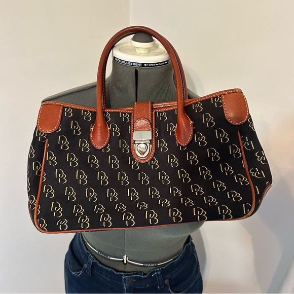 Dooney and Bourke black logo print purse - Picture 1 of 11